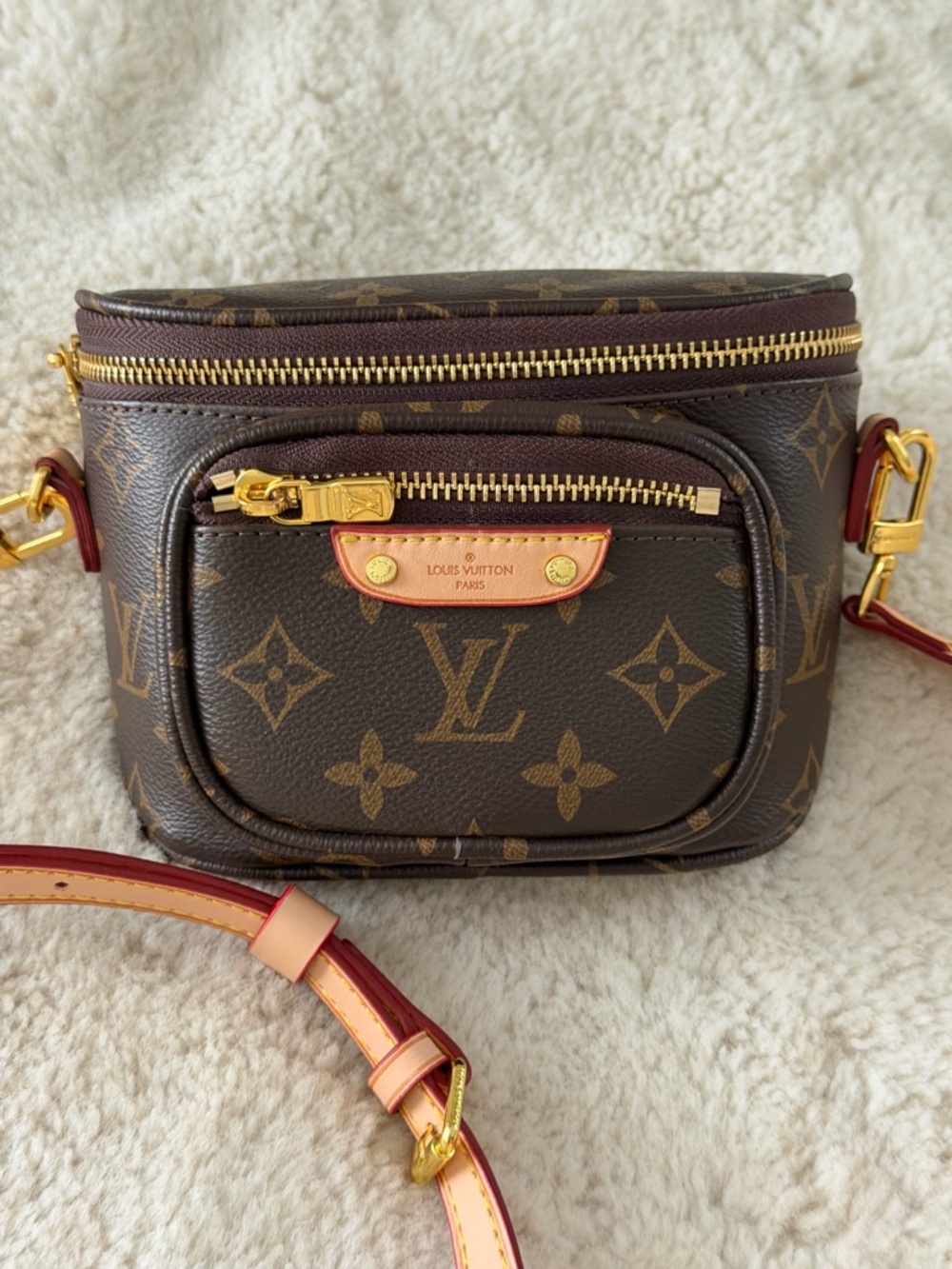 Compact Dark Brown Leather Crossbody Bag with Gold Hardware - Picture 3 of 8